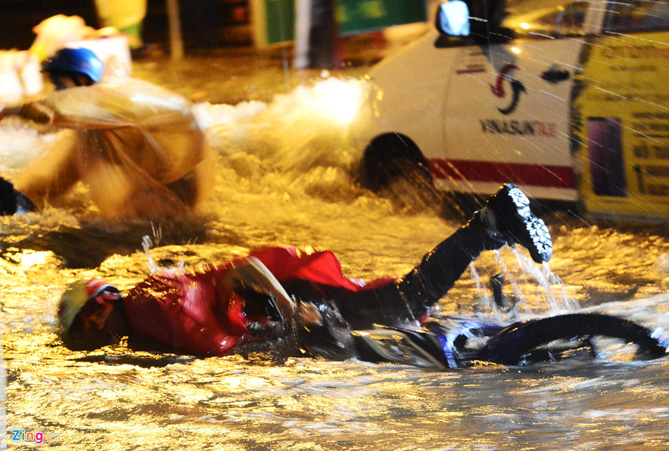 Người Sài Gòn lội nước ngập ngang bụng, ngã sấp mặt giữa đêm